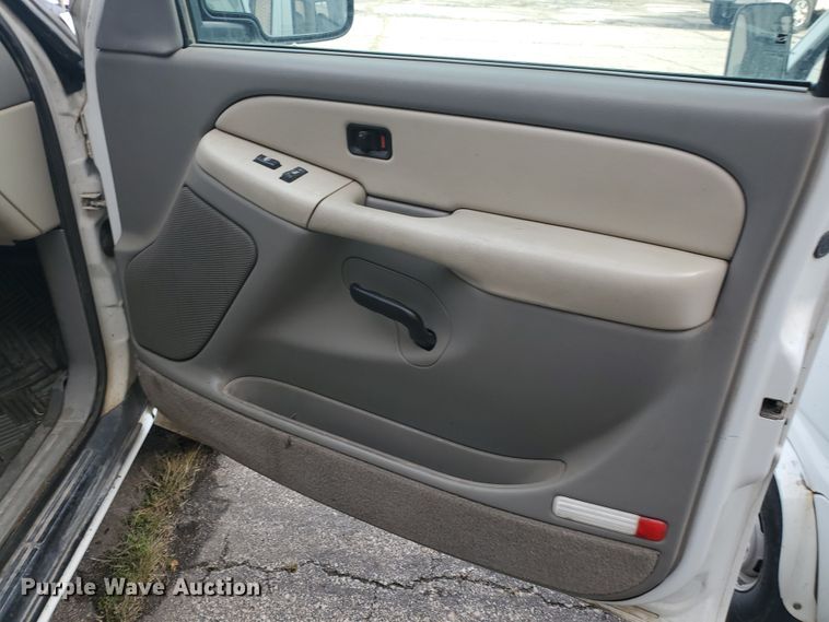 image for item IL9058 2001 Chevrolet Suburban 2500 LS  SUV