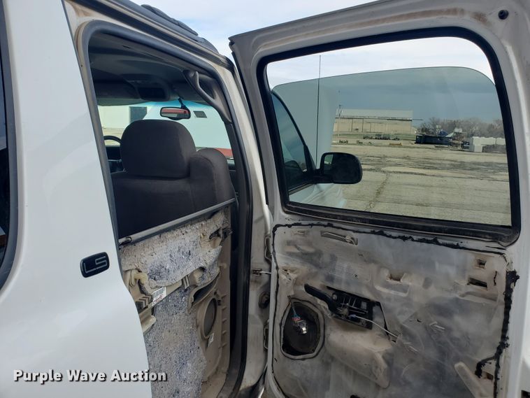 image for item IL9058 2001 Chevrolet Suburban 2500 LS  SUV