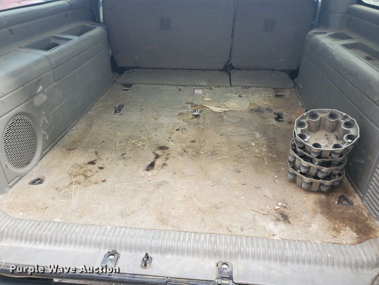 image for item IL9058 2001 Chevrolet Suburban 2500 LS  SUV