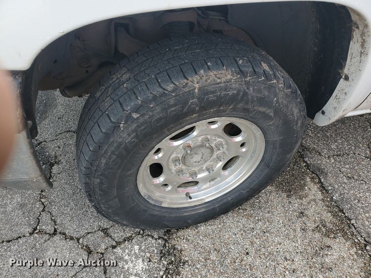 image for item IL9058 2001 Chevrolet Suburban 2500 LS  SUV