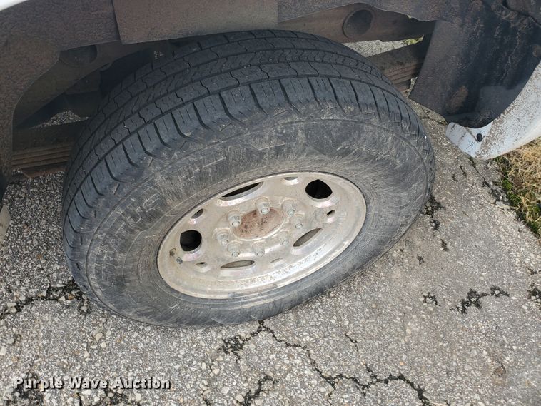 image for item IL9058 2001 Chevrolet Suburban 2500 LS  SUV