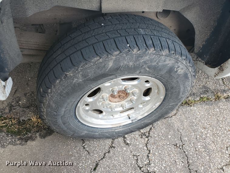 image for item IL9058 2001 Chevrolet Suburban 2500 LS  SUV