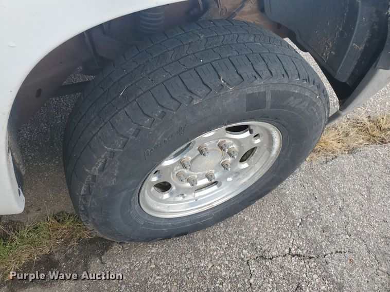 image for item IL9058 2001 Chevrolet Suburban 2500 LS  SUV