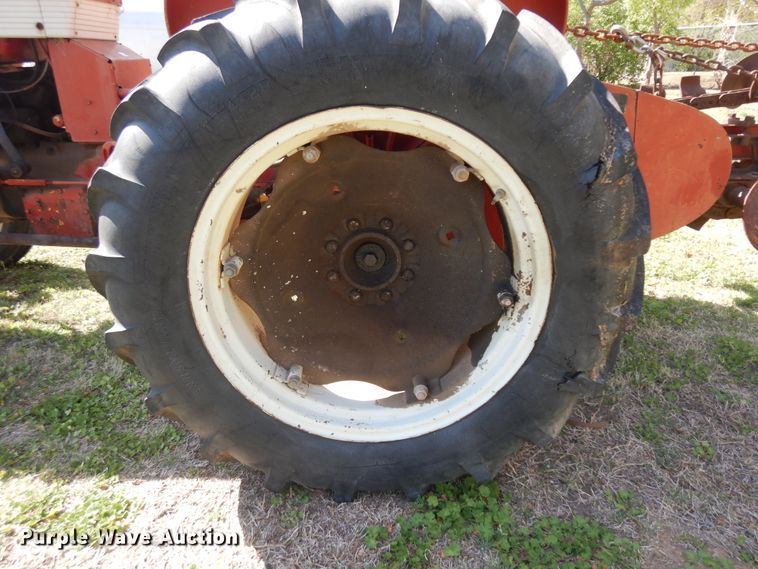 image for item IP9235 1959 International 340  tractor