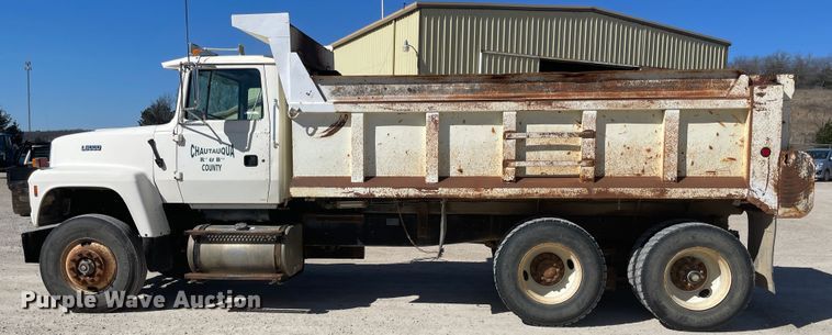 image for item IR9756 1996 Ford LT8000  dump truck