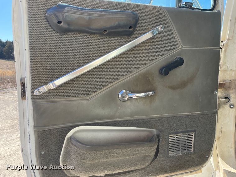 image for item IR9756 1996 Ford LT8000  dump truck