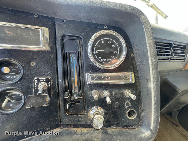 image for item IR9756 1996 Ford LT8000  dump truck