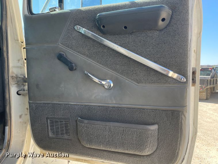 image for item IR9756 1996 Ford LT8000  dump truck