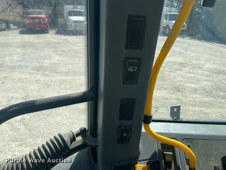 image for item IR9758 1997 New Holland 7740  tractor