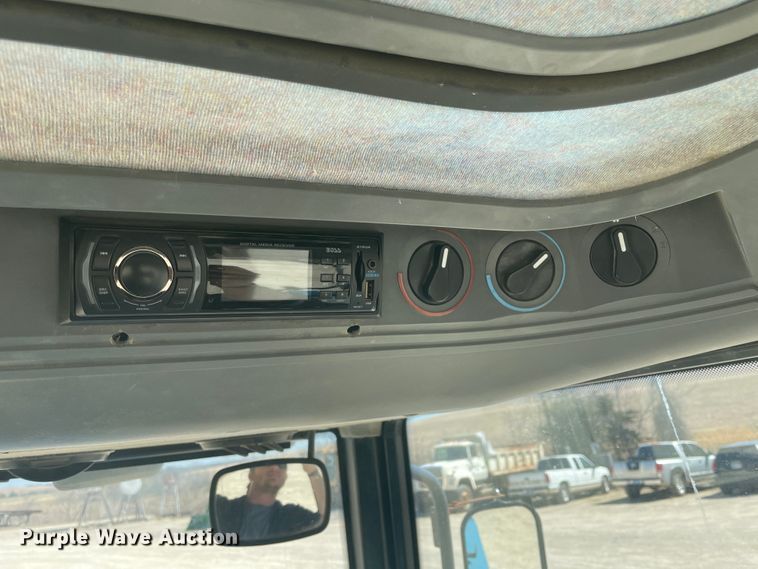 image for item IR9758 1997 New Holland 7740  tractor