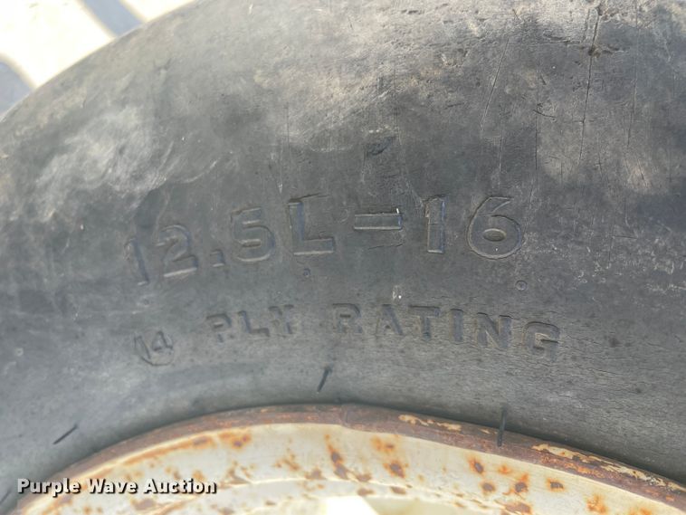 image for item IR9758 1997 New Holland 7740  tractor