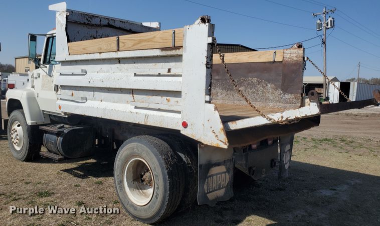 image for item IX9150 1992 Ford L8000  dump truck