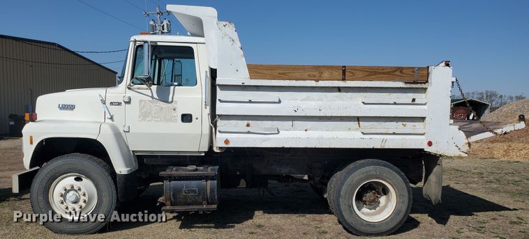 image for item IX9150 1992 Ford L8000  dump truck