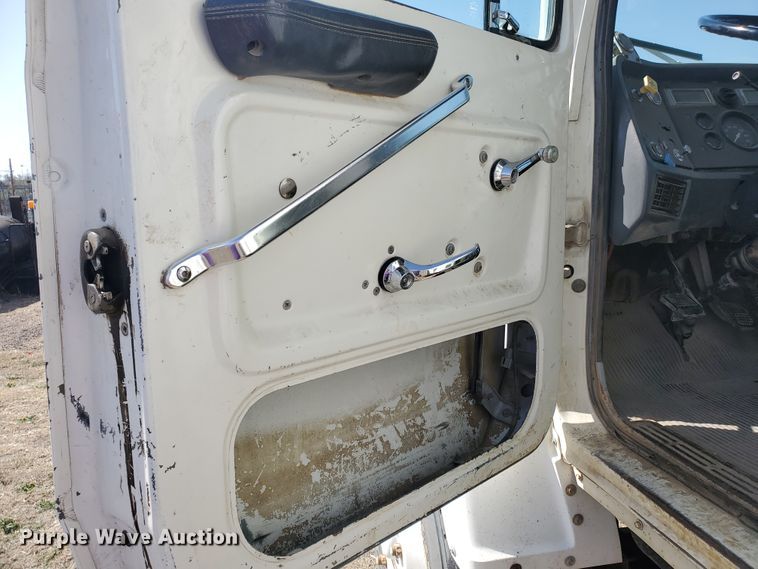 image for item IX9150 1992 Ford L8000  dump truck