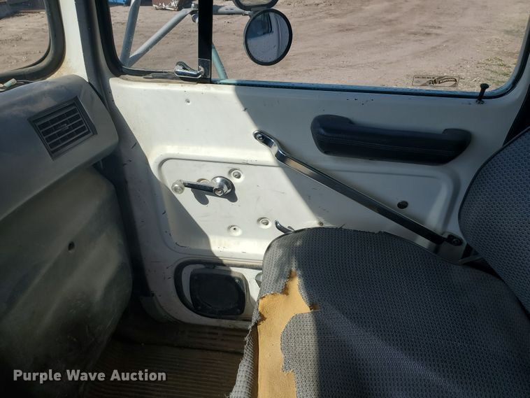 image for item IX9150 1992 Ford L8000  dump truck