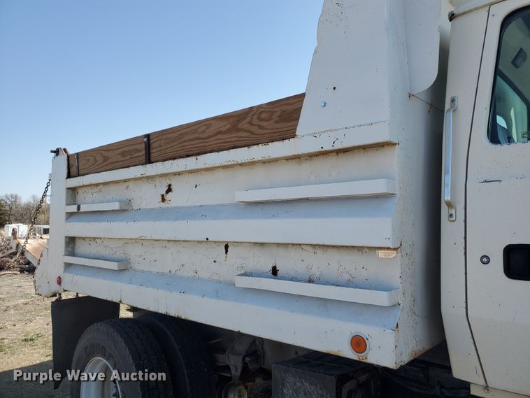 image for item IX9150 1992 Ford L8000  dump truck