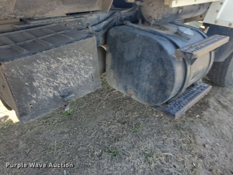 image for item IX9150 1992 Ford L8000  dump truck