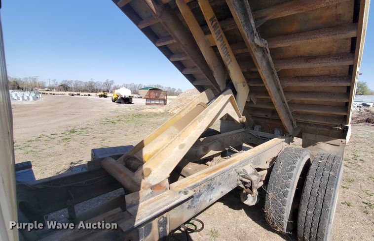 image for item IX9150 1992 Ford L8000  dump truck