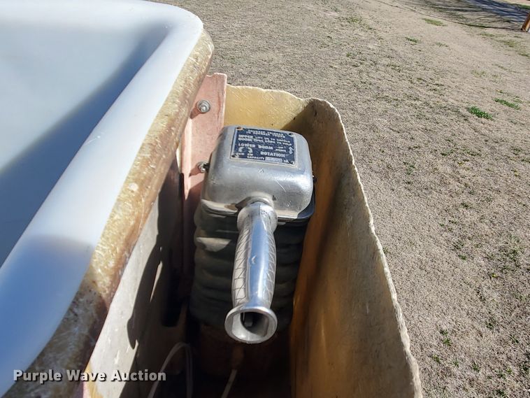 image for item IX9151 1978 Ford F600  bucket truck