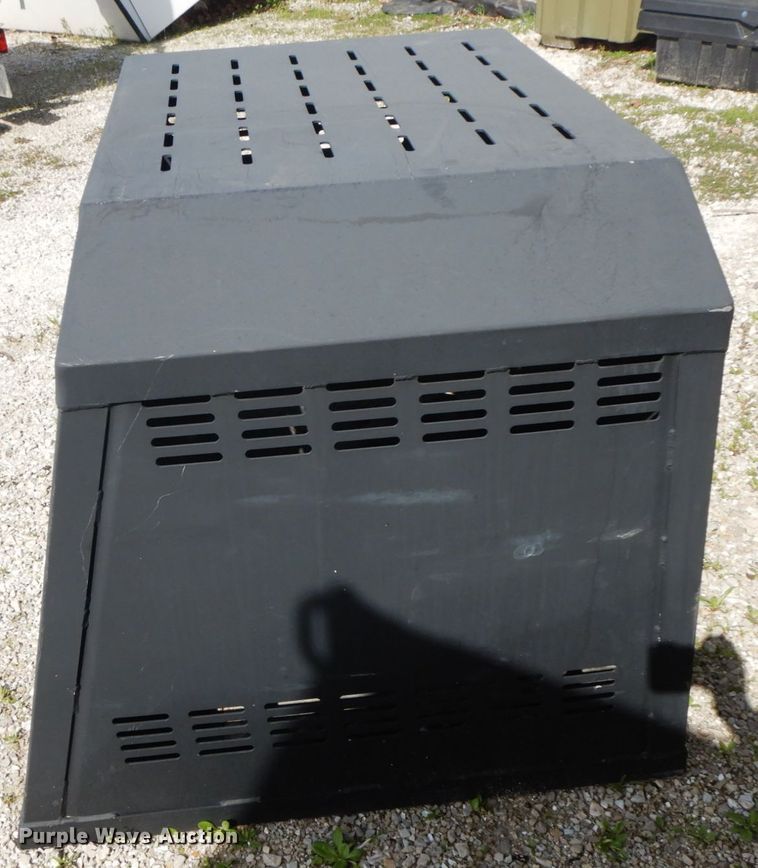 image for item IX9480 Metal dog kennel