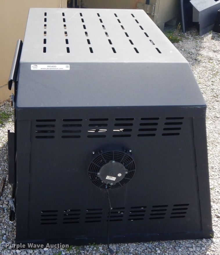 image for item IX9480 Metal dog kennel