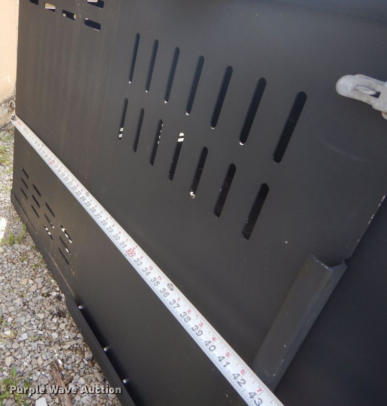 image for item IX9480 Metal dog kennel