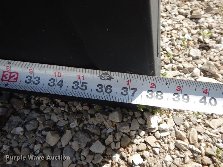 image for item IX9480 Metal dog kennel