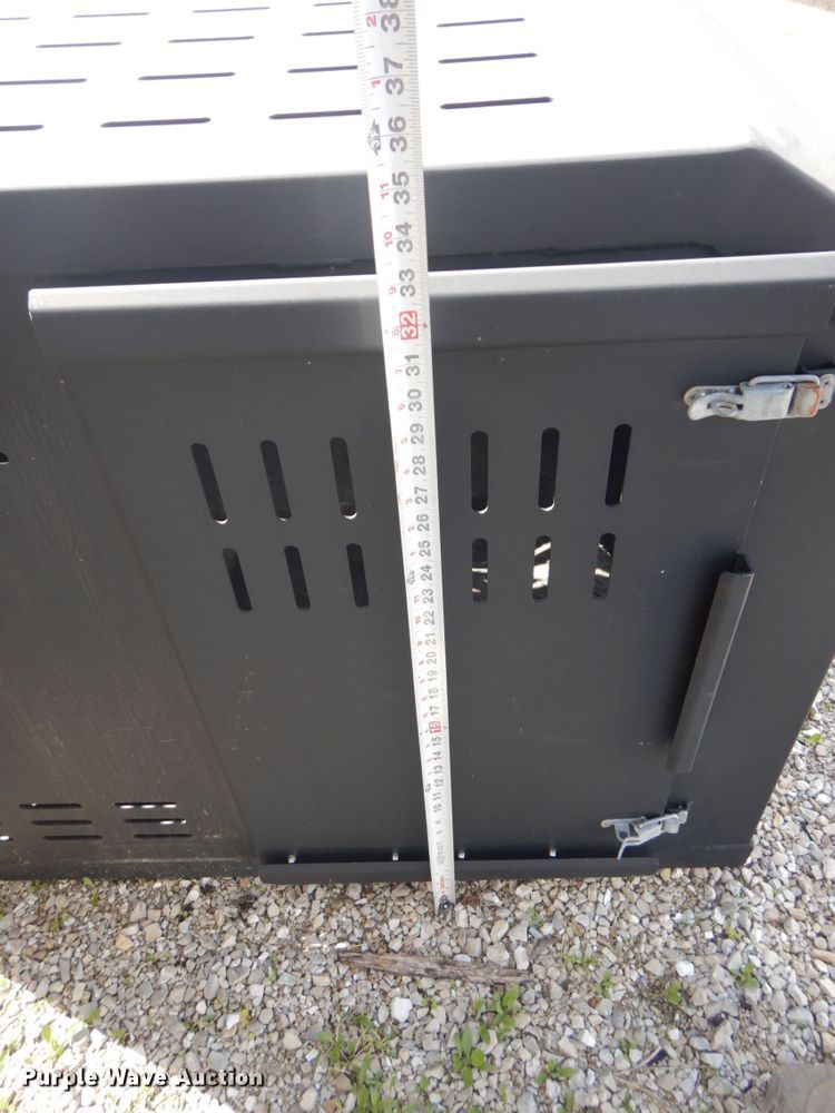 image for item IX9480 Metal dog kennel