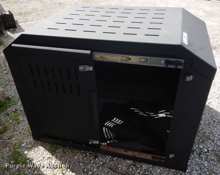 image for item IX9480 Metal dog kennel