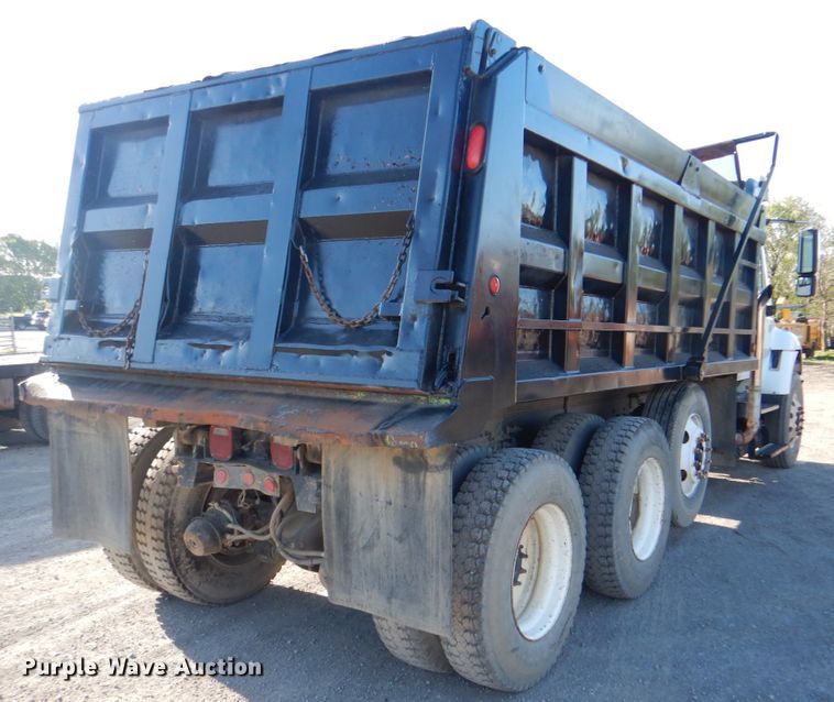 image for item IY9441 2005 International 7500  dump truck