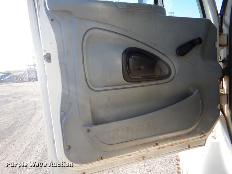 image for item IY9441 2005 International 7500  dump truck