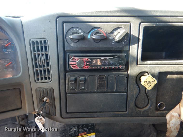 image for item IY9441 2005 International 7500  dump truck