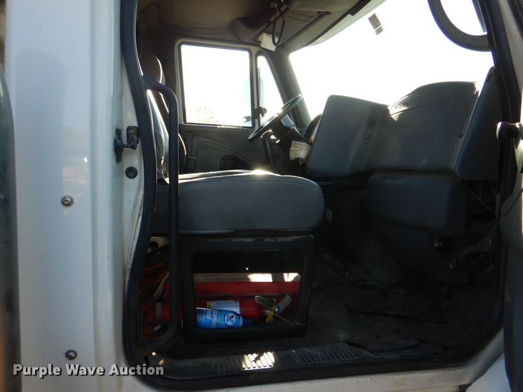 image for item IY9441 2005 International 7500  dump truck