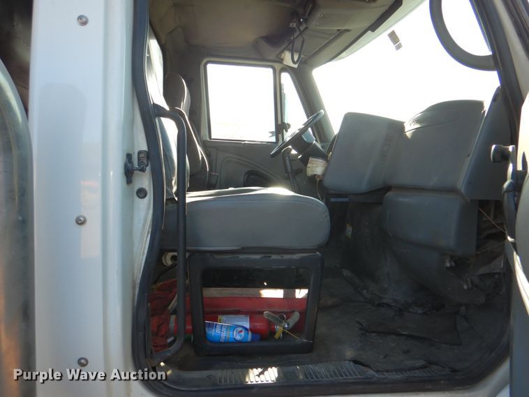 image for item IY9441 2005 International 7500  dump truck