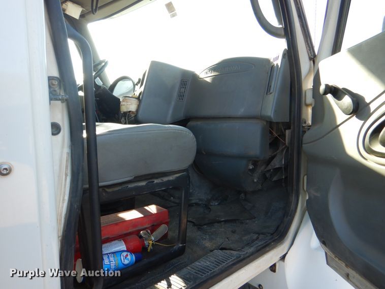 image for item IY9441 2005 International 7500  dump truck