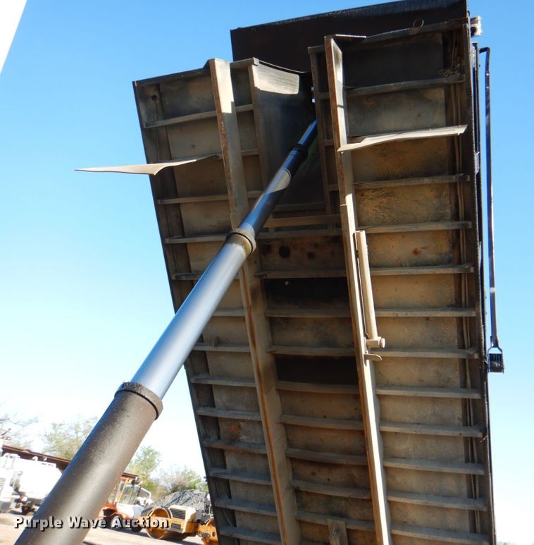 image for item IY9441 2005 International 7500  dump truck