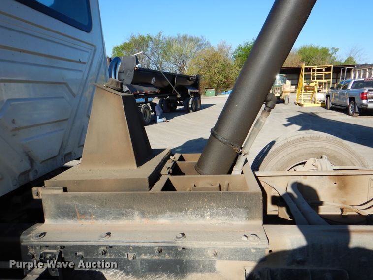 image for item IY9441 2005 International 7500  dump truck