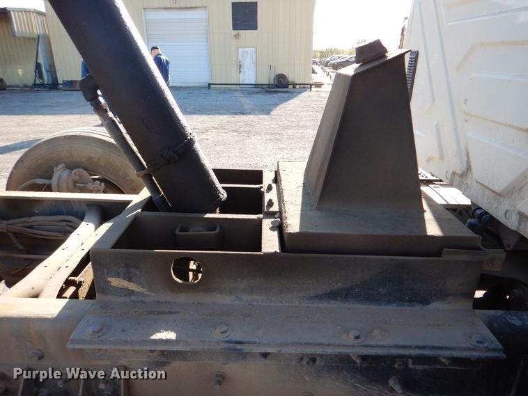 image for item IY9441 2005 International 7500  dump truck