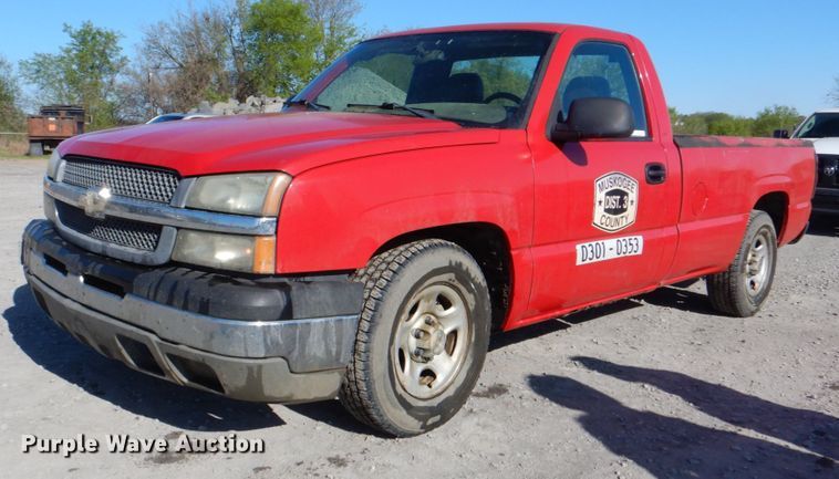 image for item IY9456 2004 Chevrolet Silverado 1500  pickup truck