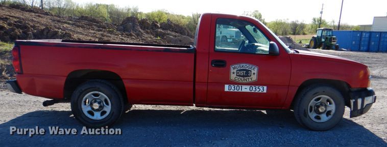 image for item IY9456 2004 Chevrolet Silverado 1500  pickup truck