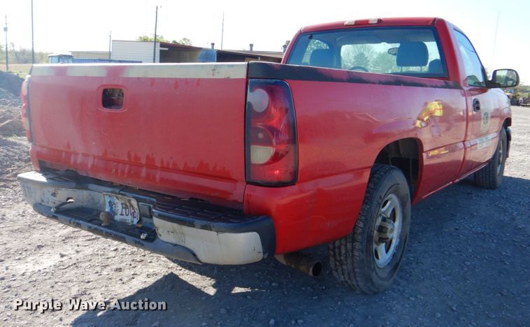 image for item IY9456 2004 Chevrolet Silverado 1500  pickup truck