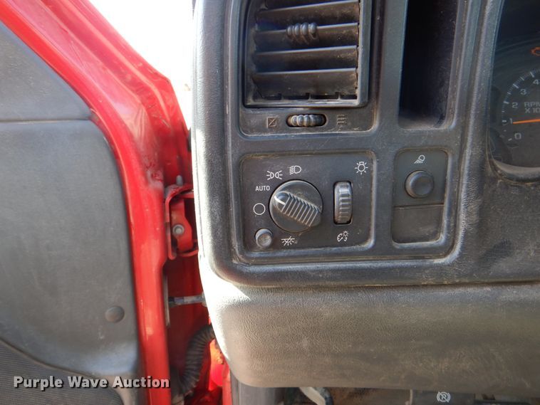 image for item IY9456 2004 Chevrolet Silverado 1500  pickup truck