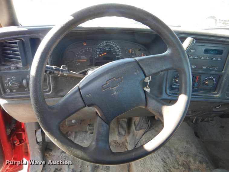 image for item IY9456 2004 Chevrolet Silverado 1500  pickup truck