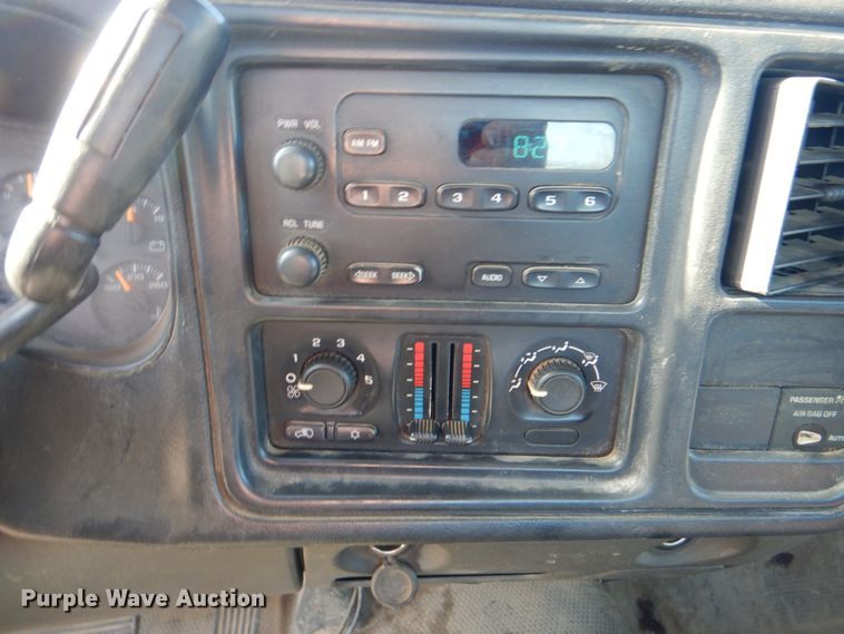 image for item IY9456 2004 Chevrolet Silverado 1500  pickup truck