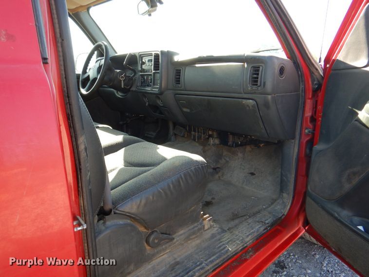 image for item IY9456 2004 Chevrolet Silverado 1500  pickup truck