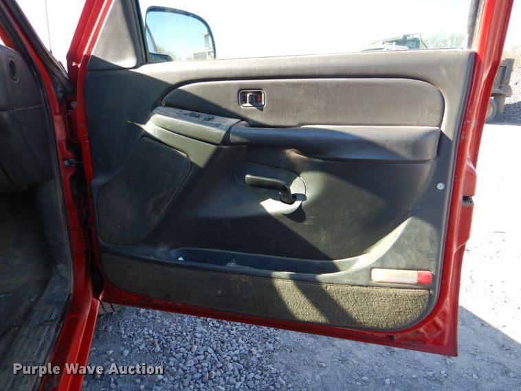 image for item IY9456 2004 Chevrolet Silverado 1500  pickup truck