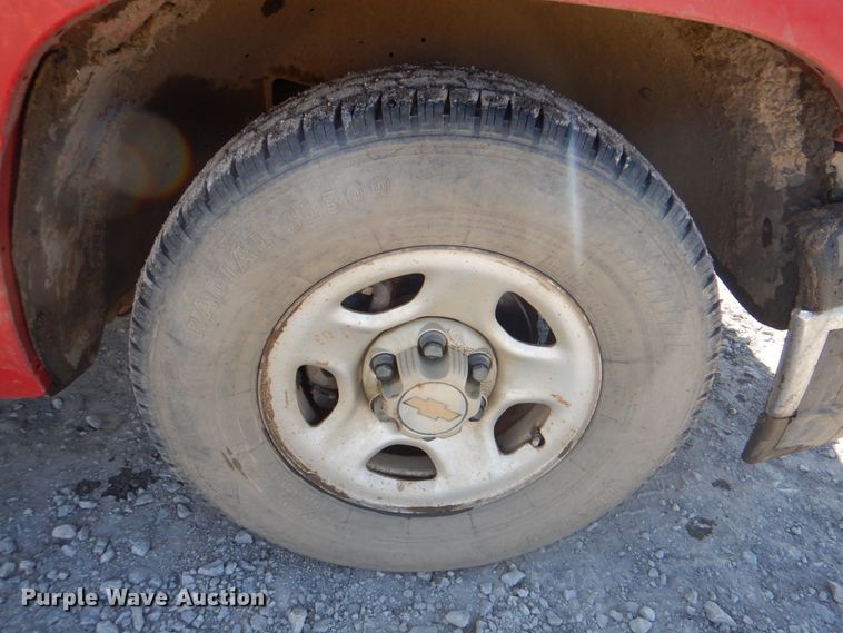 image for item IY9456 2004 Chevrolet Silverado 1500  pickup truck