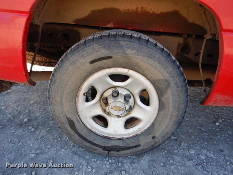 image for item IY9456 2004 Chevrolet Silverado 1500  pickup truck