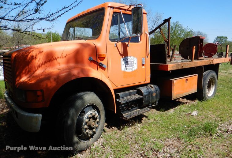 image for item IY9461 1992 International 4700  flatbed truck
