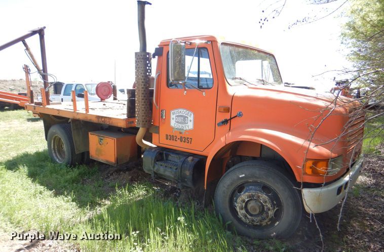 image for item IY9461 1992 International 4700  flatbed truck